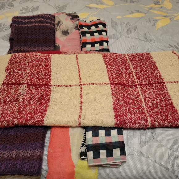 WINTER SCARVES - Picture 7 of 8